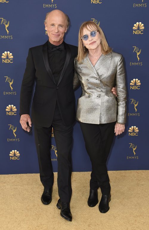 Ed Harris y Amy Madigan en la alfombra roja de los Emmy 2018
