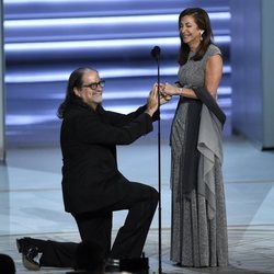 Glenn Weiss pidiéndole matrimonio a su novia tras ganar un Emmy