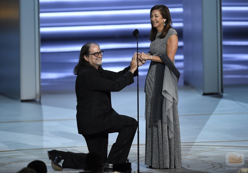 Glenn Weiss pidiéndole matrimonio a su novia tras ganar un Emmy