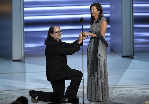 Glenn Weiss pidiéndole matrimonio a su novia tras ganar un Emmy