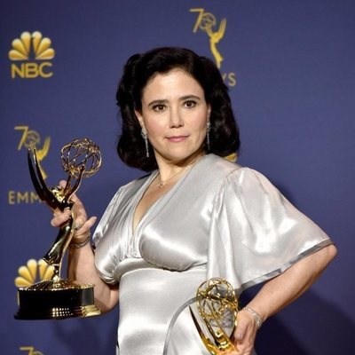 Alex Borstein con sus dos premios Emmy
