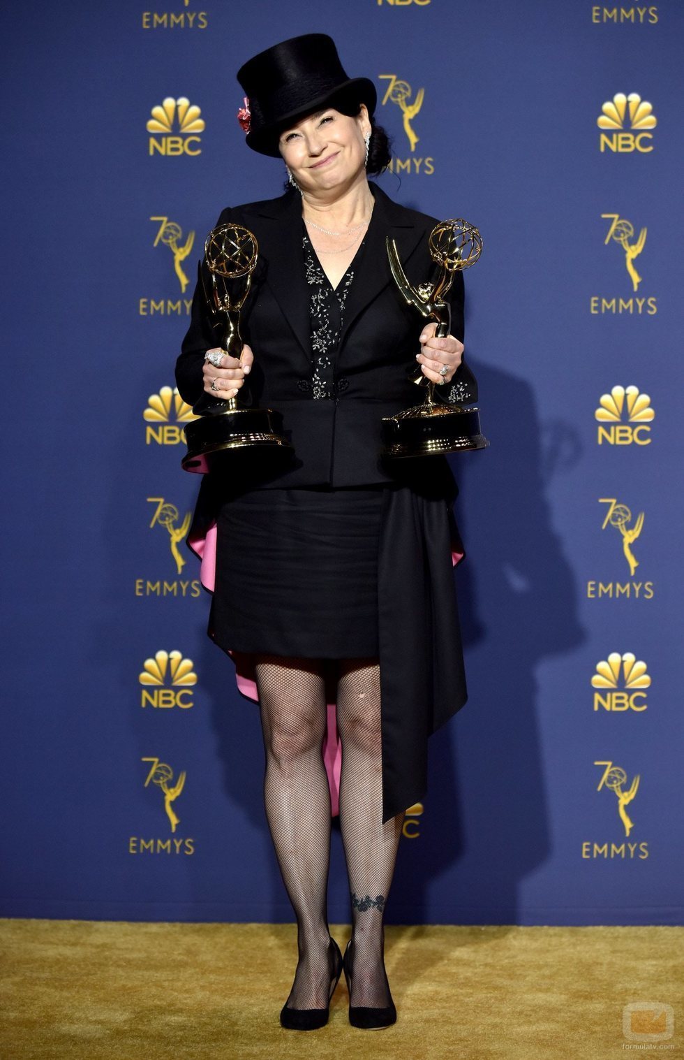Amy Sherman-Palladino posa con sus dos Emmy