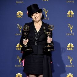 Amy Sherman-Palladino posa con sus dos Emmy