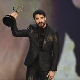 Darren Criss recibiendo el Emmy 2018 a mejor actor protagonista en miniserie