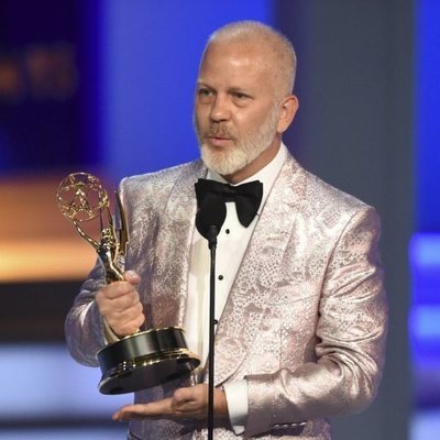 Ryan Murphy con uno de los Emmys ganados en la edición de 2018