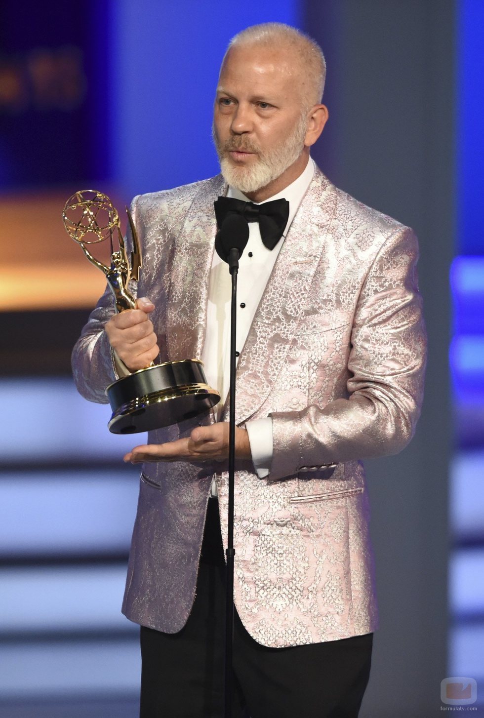 Ryan Murphy con uno de los Emmys ganados en la edición de 2018