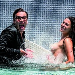 Mar Montoro se desnuda en una piscina junto a Torito  para Primera Línea