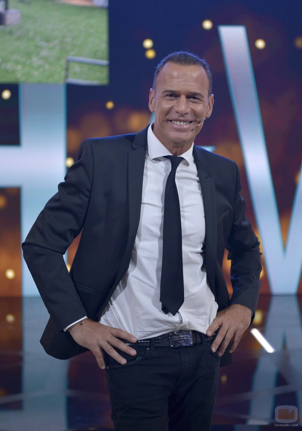 Carlos Lozano posando en el plató de 'GH VIP 6'