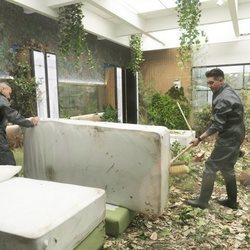 Tony Spina y Ángel Garó limpiando la habitación de 'GH VIP 6'