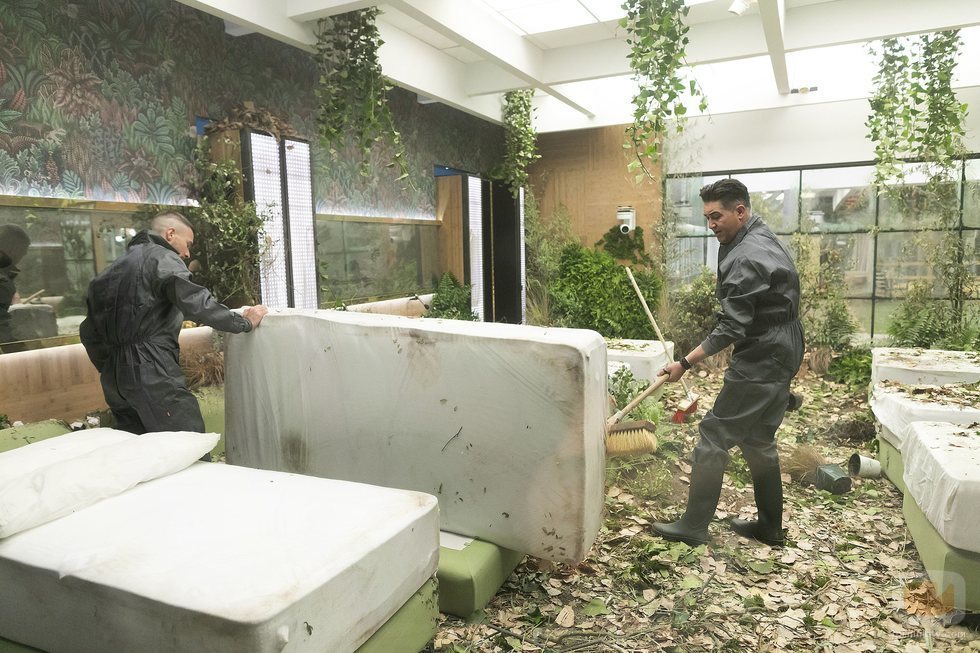Tony Spina y Ángel Garó limpiando la habitación de 'GH VIP 6'