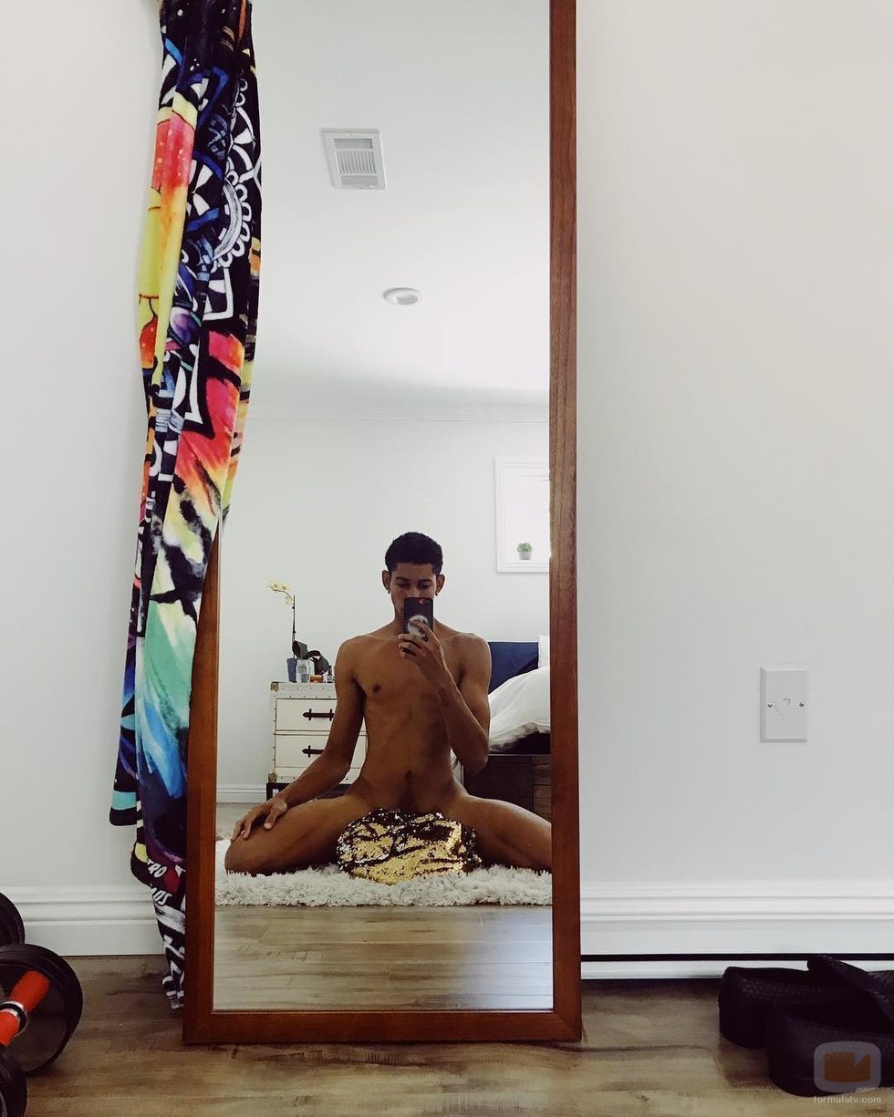 El actor Keiynan Lonsdale posa totalmente desnudo 