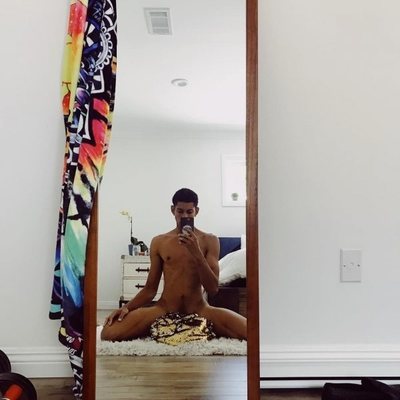 El actor Keiynan Lonsdale posa totalmente desnudo