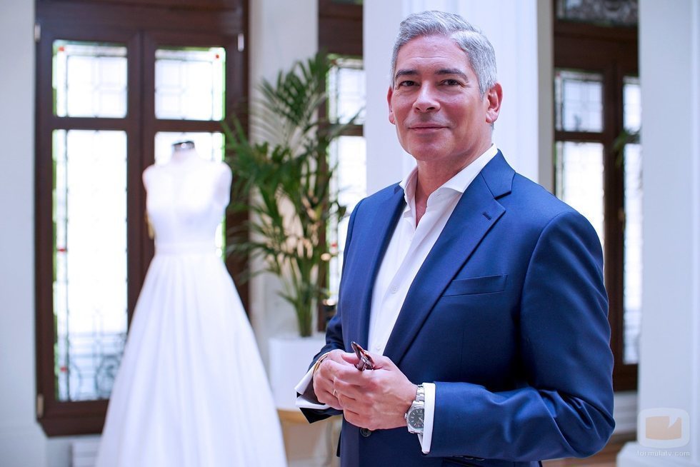 Boris Izaguirre posa como presentador de '¡Sí, quiero ese vestido!' en DKISS