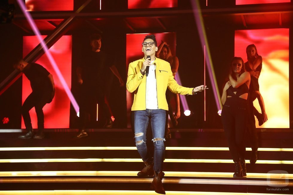 Alfonso cantando "Pégate" en la Gala 0 de 'OT 2018'
