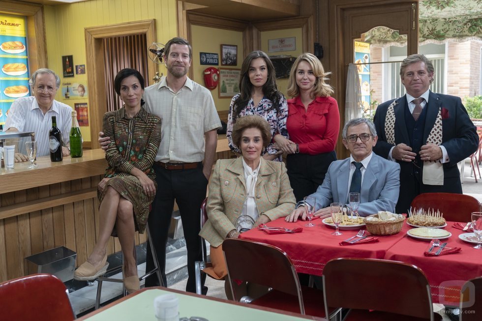 Algunos personajes de 'Amar es para siempre' posan en El Asturiano