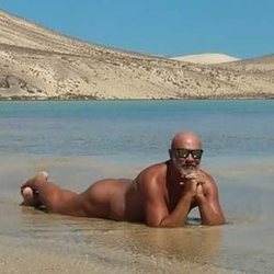 Juan Fernández ('La casa de papel') desnudo en la playa