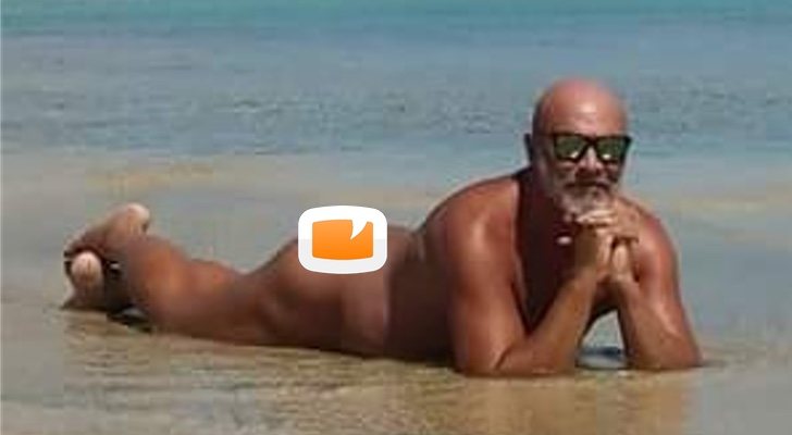 Juan Fernández ('La casa de papel') desnudo en la playa