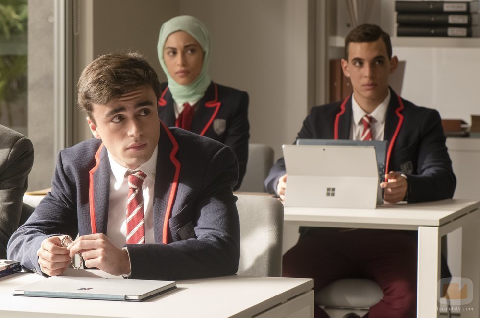 Samuel, Nadia y Christian en clase durante la primera temporada de 'Élite'