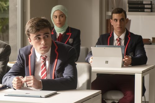 Samuel, Nadia y Christian en clase durante la primera temporada de 'Élite'
