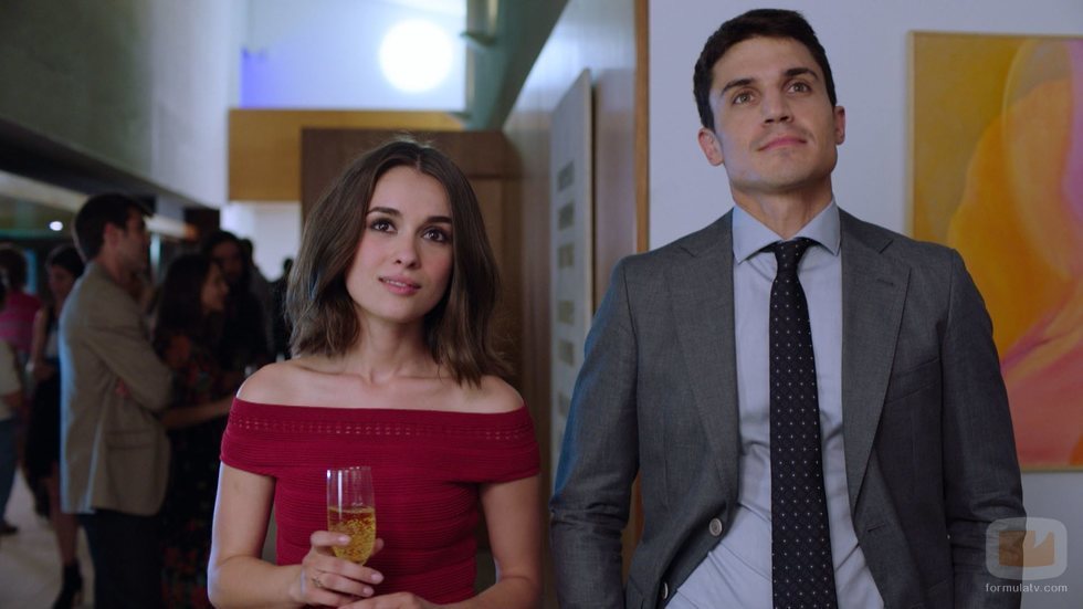 Álex González y Giulia Charm en una escena de 'Vivir sin permiso'