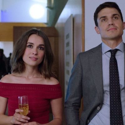 Álex González y Giulia Charm en una escena de 'Vivir sin permiso'