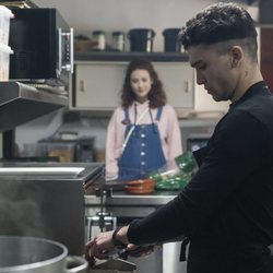 Nano y Marina en una cocina durante la primera temporada de 'Élite'
