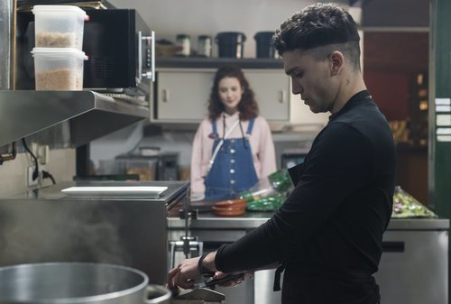 Nano y Marina en una cocina durante la primera temporada de 'Élite'