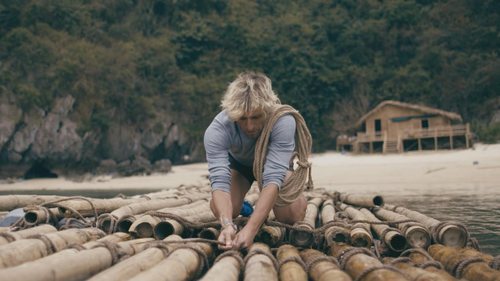 Juan construye parte de la pasarela en la segunda edición de 'El Puente'