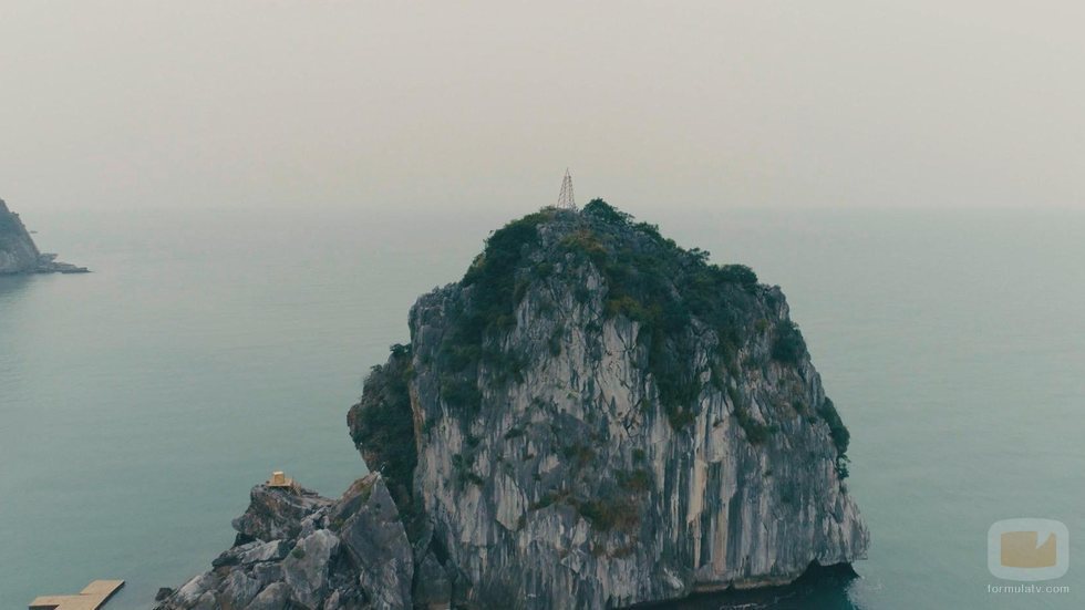 Luz roja que marca el destino de los concursantes en 'El Puente'