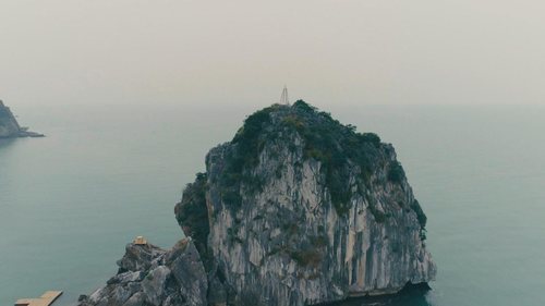 Luz roja que marca el destino de los concursantes en 'El Puente'