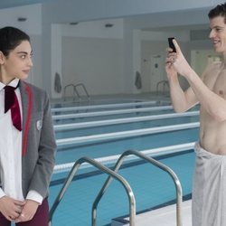 Nadia y Guzmán en una piscina durante la primera temporada de 'Élite'