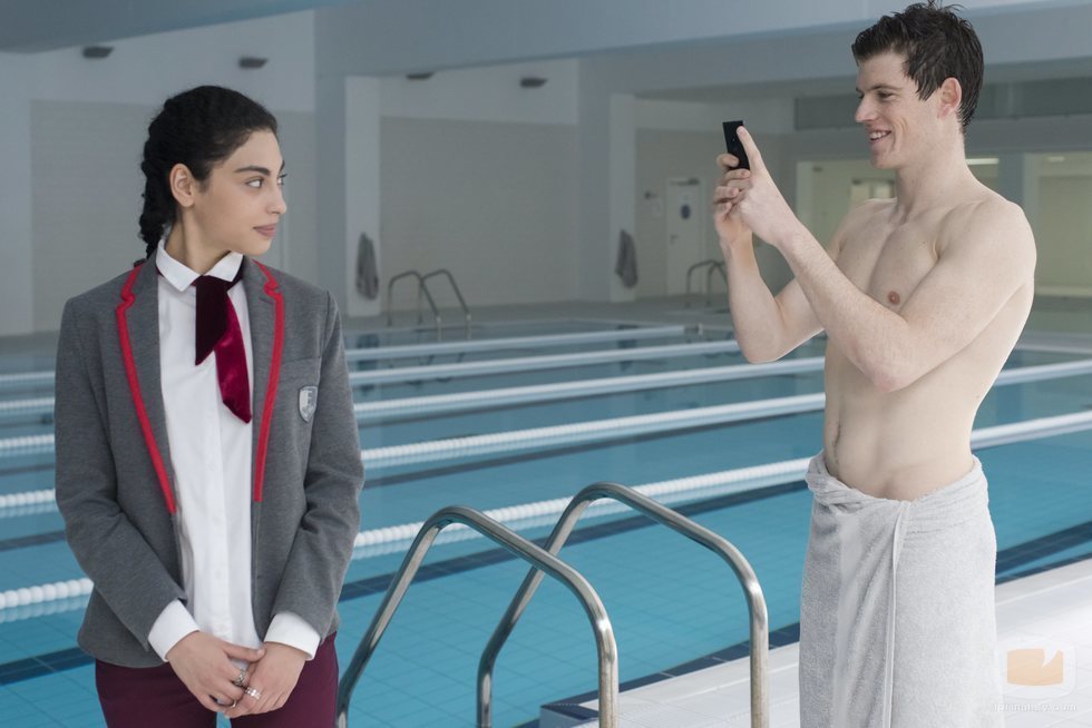 Nadia y Guzmán en una piscina durante la primera temporada de 'Élite'