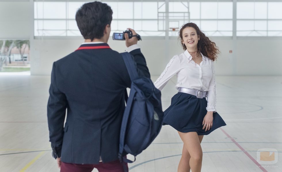 Samuel graba a Marina bailando en la primera temporada de 'Élite'