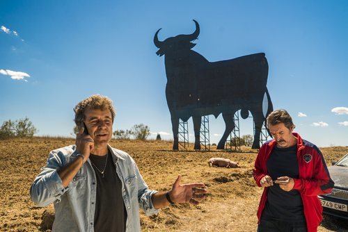 Teo y Pascual delante de un toro de Osborne en la primera temporada de 'Matadero'