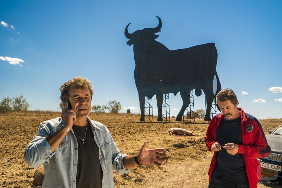 Teo y Pascual delante de un toro de Osborne en la primera temporada de 'Matadero'