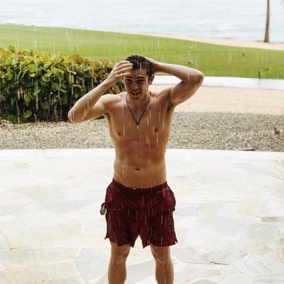 Eric Masip posa en bañador durante la lluvia