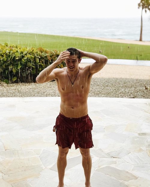 Eric Masip posa en bañador durante la lluvia