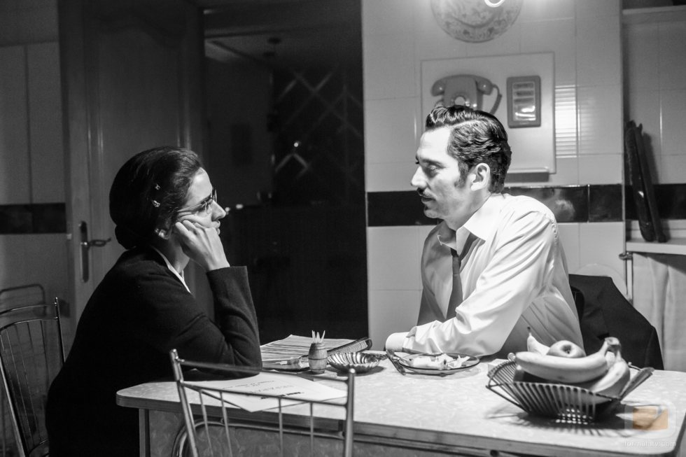 Los personajes de Inma Cuesta y Paco León en la primera temporada de 'Arde Madrid'