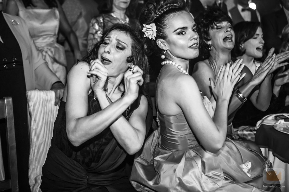 Melody y Mariola Fuentes en una escena de la primera temporada de 'Arde Madrid'