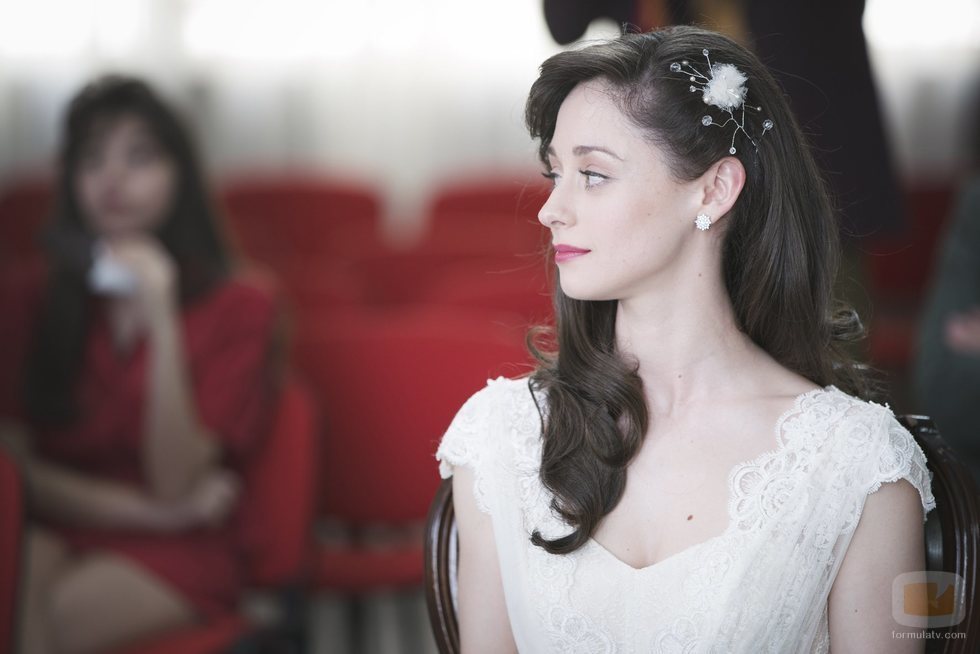 Karina en el día de su boda junto a Carlos Alcántara en 'Cuéntame cómo pasó'