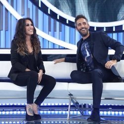 Malú charla con Roberto Leal en la Gala 1 de 'OT 2018'