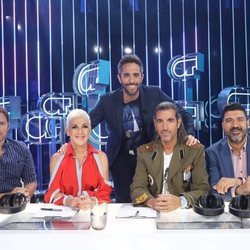 Roberto Leal posa con el jurado de la Gala 1 de 'OT 2018'