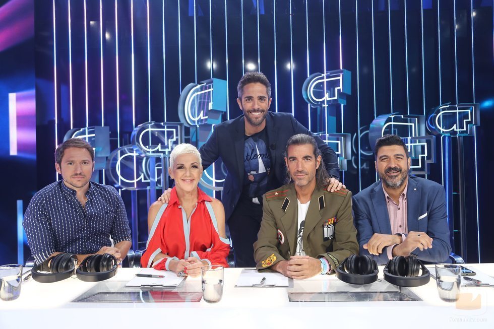 Roberto Leal posa con el jurado de la Gala 1 de 'OT 2018'