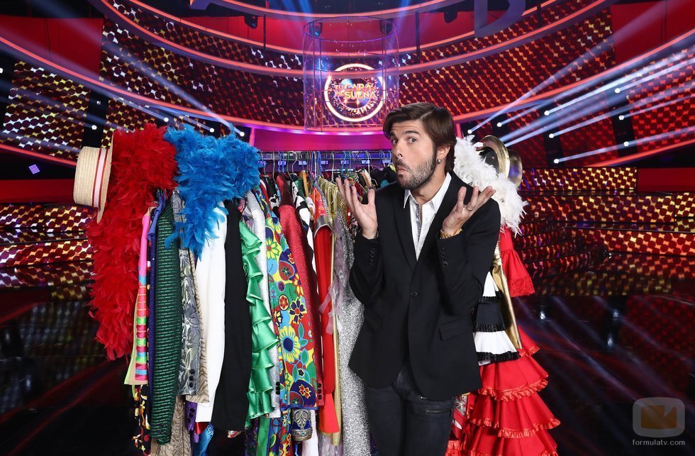 Jordi Coll posa en el plató de 'Tu cara me suena'