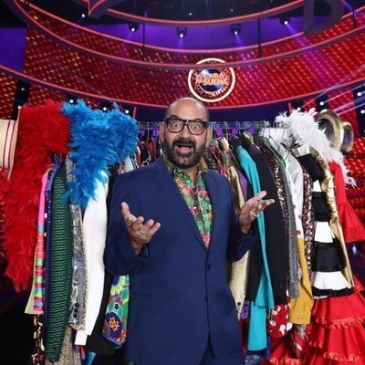 José Corbacho posa en el plató de 'Tu cara me suena'