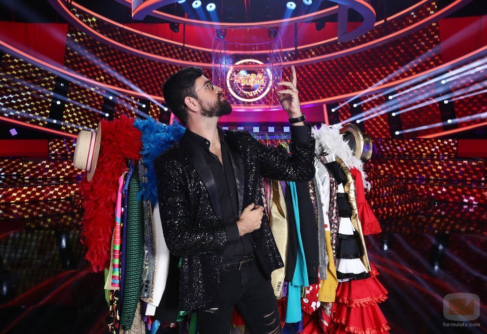 Manu Sánchez posa en el plató de 'Tu cara me suena'