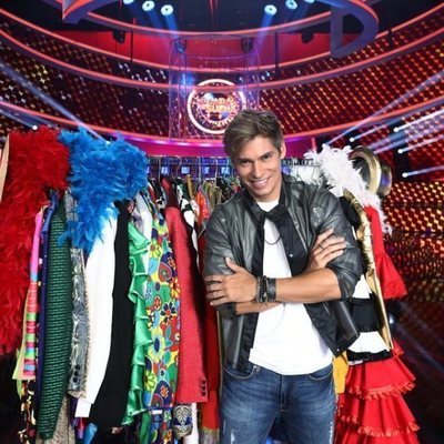 Carlos Baute posa en el plató de 'Tu cara me suena'