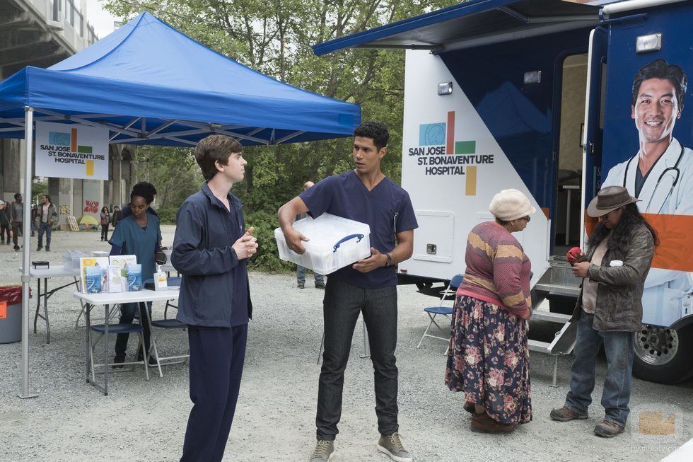 Chuku Modu y Freddie Highmore en la segunda temporada de 'The Good Doctor'