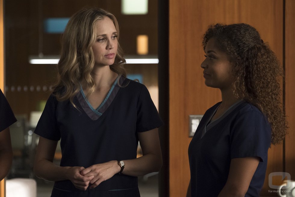 Antonia Thomas y Beau Garrett en la segunda temporada de 'The Good Doctor'
