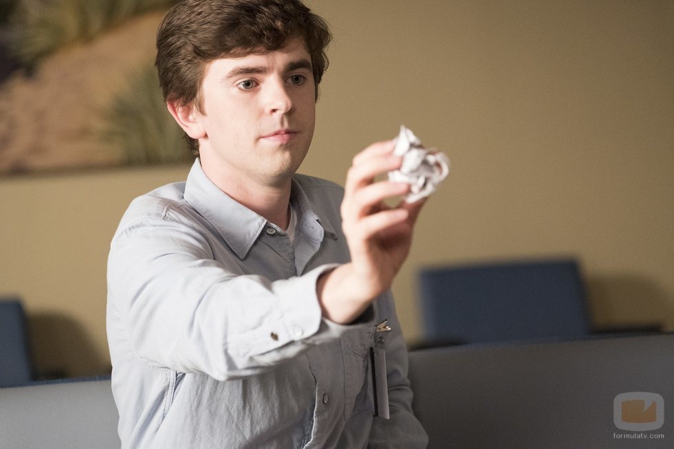 Freddie Highmore lanza una bola de papel en 'The Good Doctor'